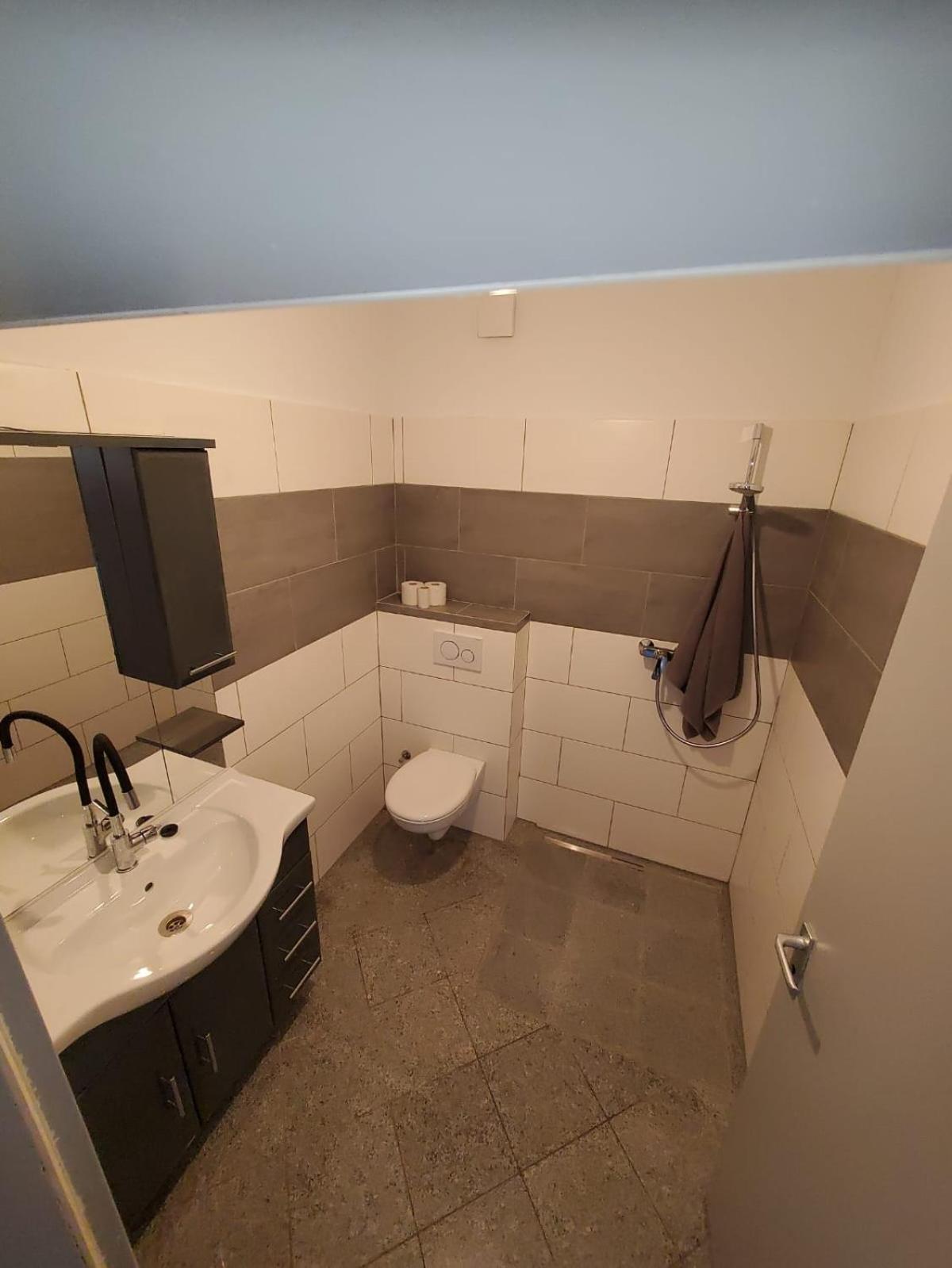 Grosse 3 Zi Wohnung Auf Der Pferde Farm Лар Экстерьер фото